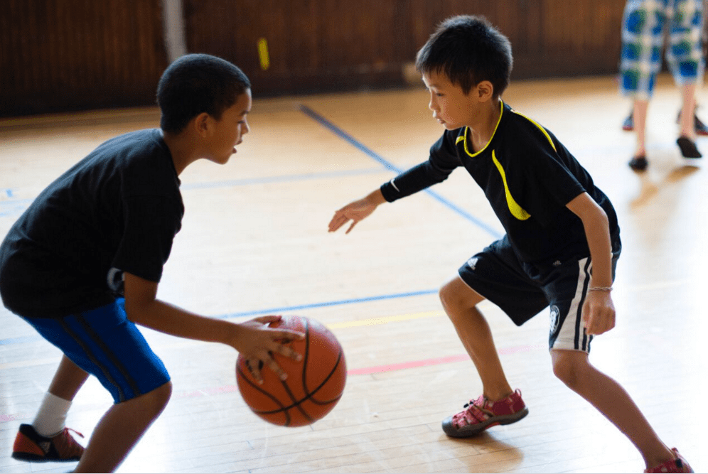 kids-playing-basketball
